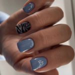 Синий глянцевый дизайн с декором в виде живорного принта на короткие ногти