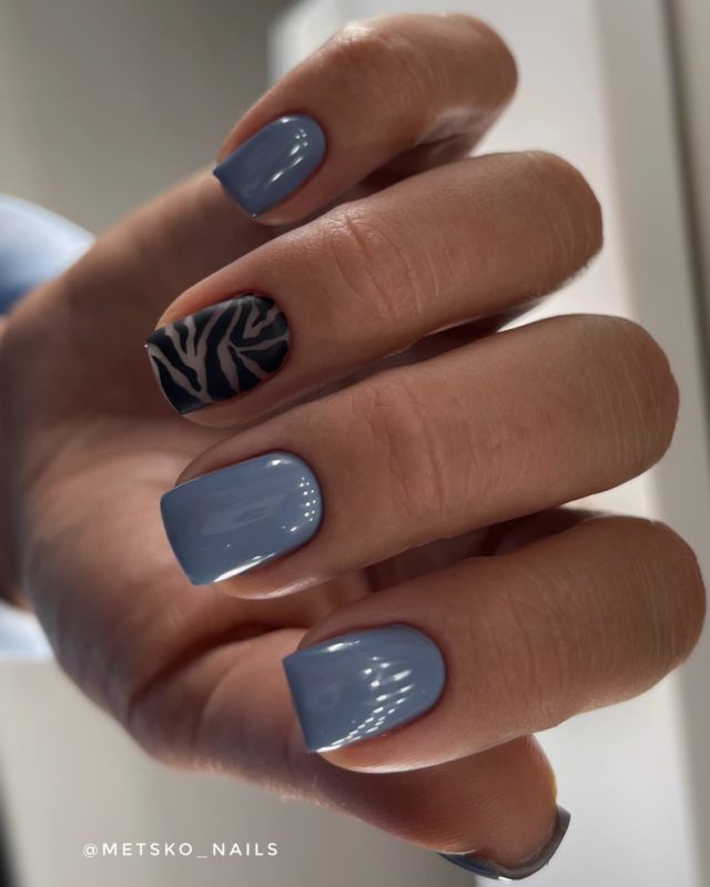 Синий глянцевый дизайн с декором в виде живорного принта на короткие ногти