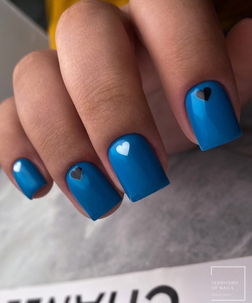 Синий глянцевый маникюр на короткие ногти с декором сердечками