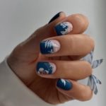 Синий матовый маникюр со стемпингом на короткие квадратные ногти