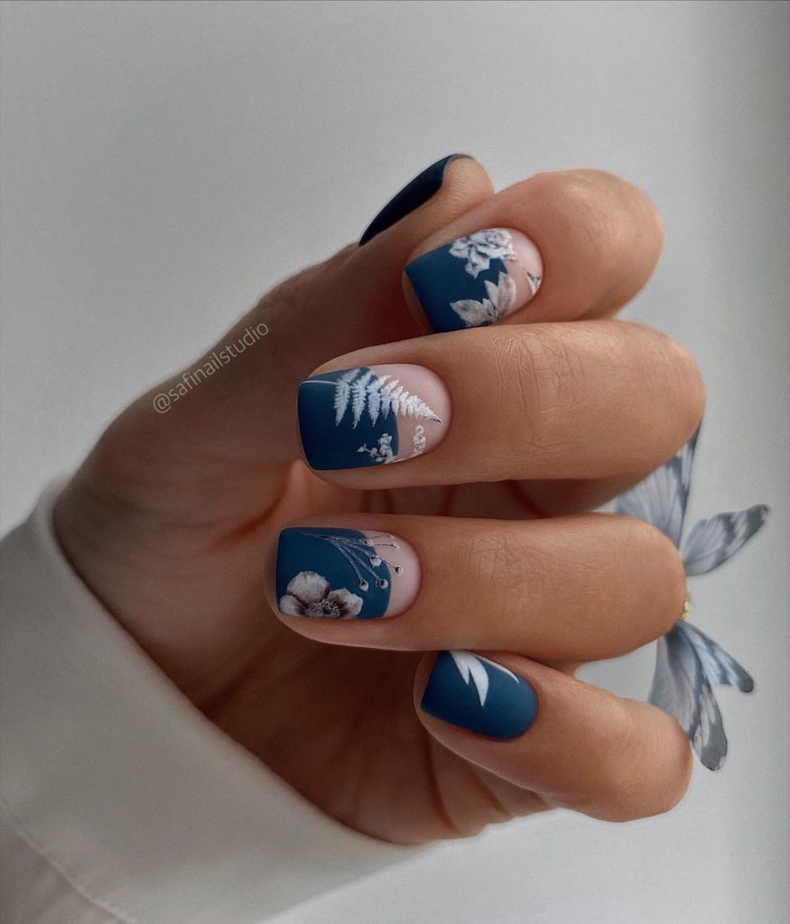 Синий матовый маникюр со стемпингом на короткие квадратные ногти