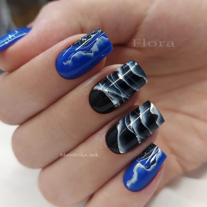 Великолепный мраморный маникюр в синих тонах на ногти средней длинны