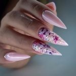 Волшебный цветочный маникюр в розовых тонах на ногтях в форме пики