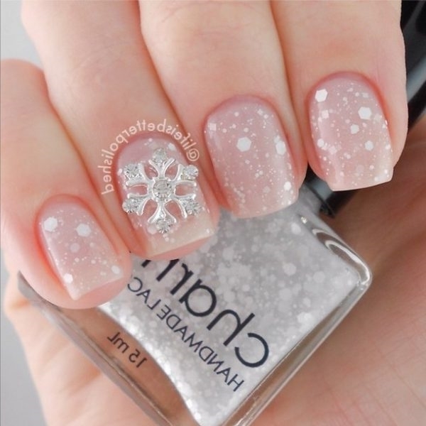Зимний новогодний нежный стильный маникюр на короткие ногти со снежинкой, биндисы, декор 3д