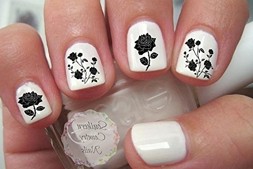 Белый маникюр с черными цветами на короткие ногти
