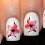 Белый мвникюр с розовыми цветами на короткиз квадратных ногтях
