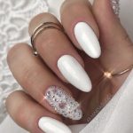 Белый свадебный маникюр с сияющими стразами на ногти средней длины миндальной формы