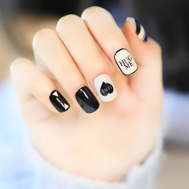 Черно-белый маникюр на коротких овальных ногтях с надписями и сердечком