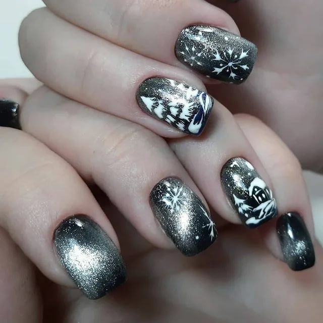 Черный магнитный маникюр с зимними рисунками снежинок и елочек на квадратных ногтях