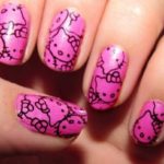 Детский розовый маникюр с рисунками Hello Kitty на коротких ногтях круглой формы