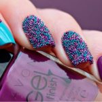 Дизайн ногтей гранулами в фиолетово-голубых цветах на квадратной форме