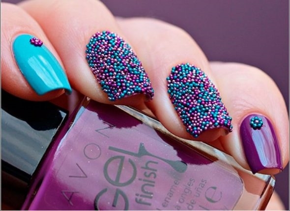 Дизайн ногтей гранулами в фиолетово-голубых цветах на квадратной форме