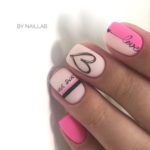 Дизайн ногтей на день влюбленных в розовом и пудровом цвете с надписями и сердечкаом на коротких ногтях
