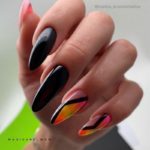 Дизайн ногтей в сочетании черного и ярких цветов на длинных ногтях формы миндаль