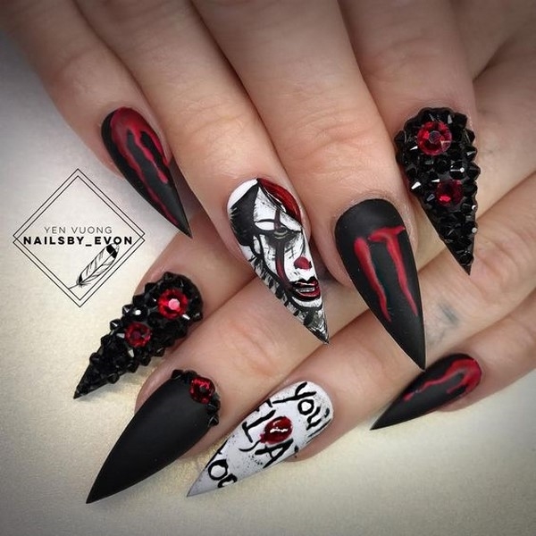 Длинные ногти формы стилет с дизайном в стиле пеннивайз для хеллоуина с декором из красных и черных камней