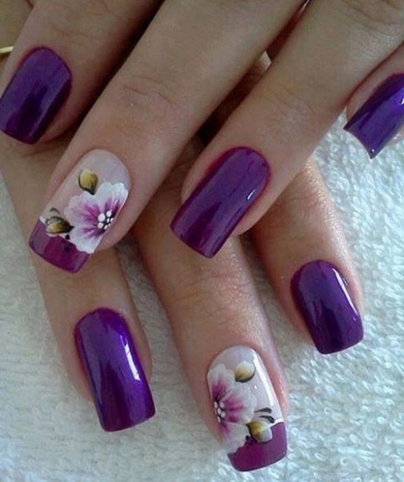 Фиолетовый зеркальный маникюр с цветочным декором