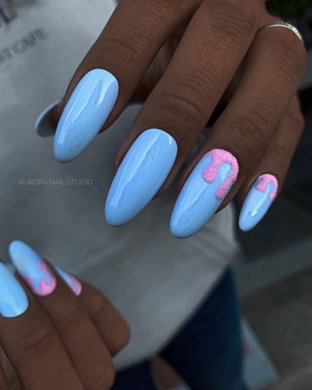 Голубой неоновый маникюр с потеками на длинные миндальные ногти