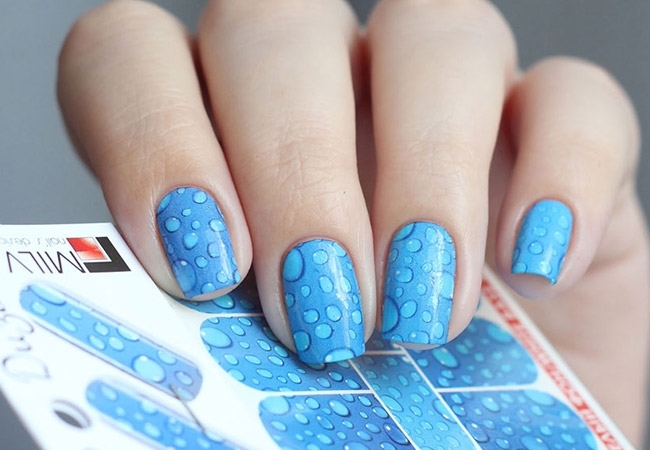 Голубой весенний маникюр с наклейками с каплями воды на короткие ногти формы квадрат