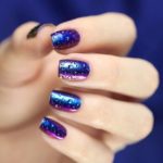 Градиентный сине-фиолетовый маникюр со втиркой и 3д каплями на коротких ногтях