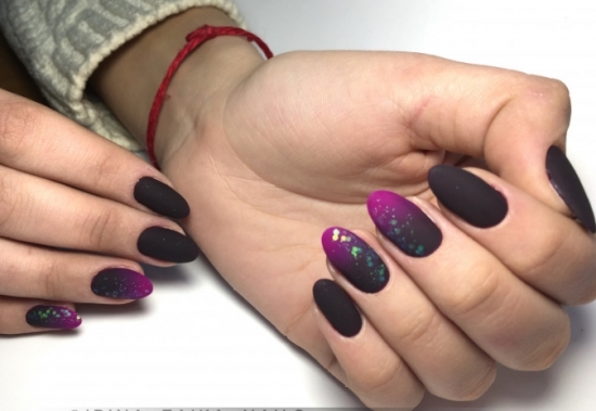 Идея матового дизайна на средние ногти с черно-фиолетовым омбре с блестками