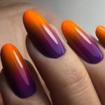 Интересный дизайн с эффектом омбре из фиолетового в оранжевый оттенок на ногти средней длины миндальной формы