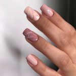 Изящный нежно-розовый маникюр с эффектом мрамора на ногти средней длины формы мягкий квадрат