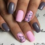 Изящный серо-розовый зимний маникюр с вензелями и сахарным песком на квадратных ногтях средней длинны