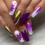 яркий фиолетовый маникюр на длинные ногти с рисунком цветов и золотой втиркой