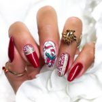 Яркий красный дизайн ногтей в новогоднем стиле с вензелями на миндальных ногтях
