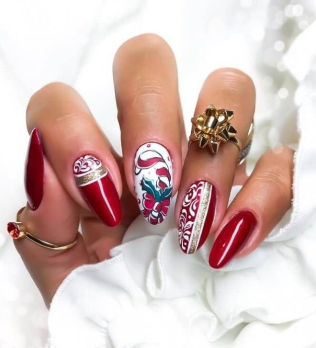 Яркий красный дизайн ногтей в новогоднем стиле с вензелями на миндальных ногтях