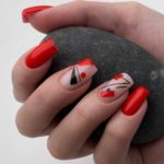 Яркий красный маникюр на длинные ногти с геометрическим рисунком