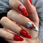 Яркий красный новогодний дизайн на миндальных ногтях со стразами и рисунком снежинки