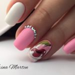 Йогуртовый дизайн ногтей в розовом цвете с рисунком вишни и декором из страз