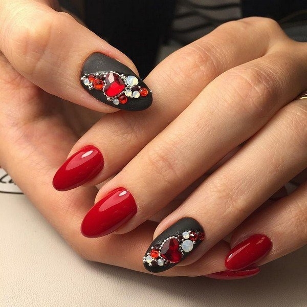 Красивое оформление ногтей к 14 февраля с камнями сердечком в ярко-красном цвете