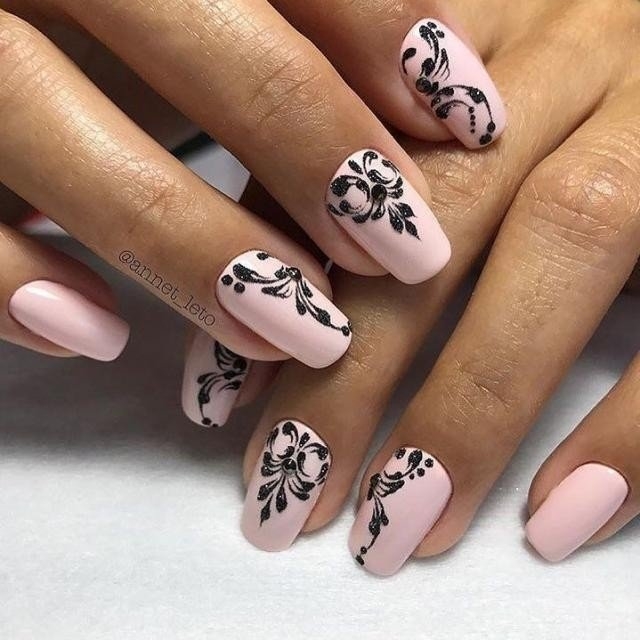 Красивый зимний дизайн ногтей в нежном розовом цвете с вензелями черного цвета