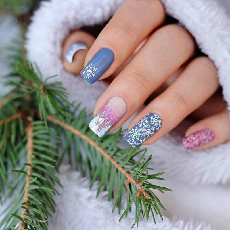 Красивый зимний маникюр с рисунком снежинок и елочек на длинных квадратных ногтях