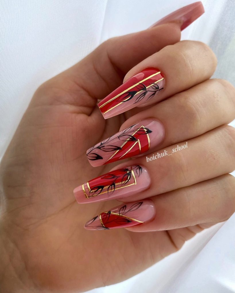 Красно-розовый маникюр на длинные ногти с геометрическим рисунком и листиками