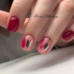 Красно-розовый маникюр на короткие ногти с рисунком листиков