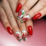 Красный маникюр на длинные миндальные ногти с цветами маков
