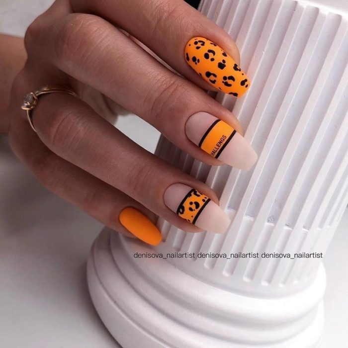 Леопардовый маникюр на длинные ногти в оранжево-черном цвете с бежевой базой