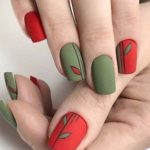 Летний матовый маникюр зеленого и красного оттенков с листьями на короткие ногти формы квадрат