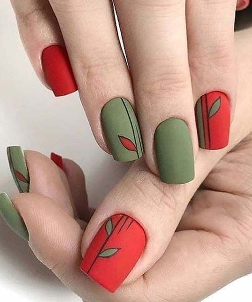 Летний матовый маникюр зеленого и красного оттенков с листьями на короткие ногти формы квадрат