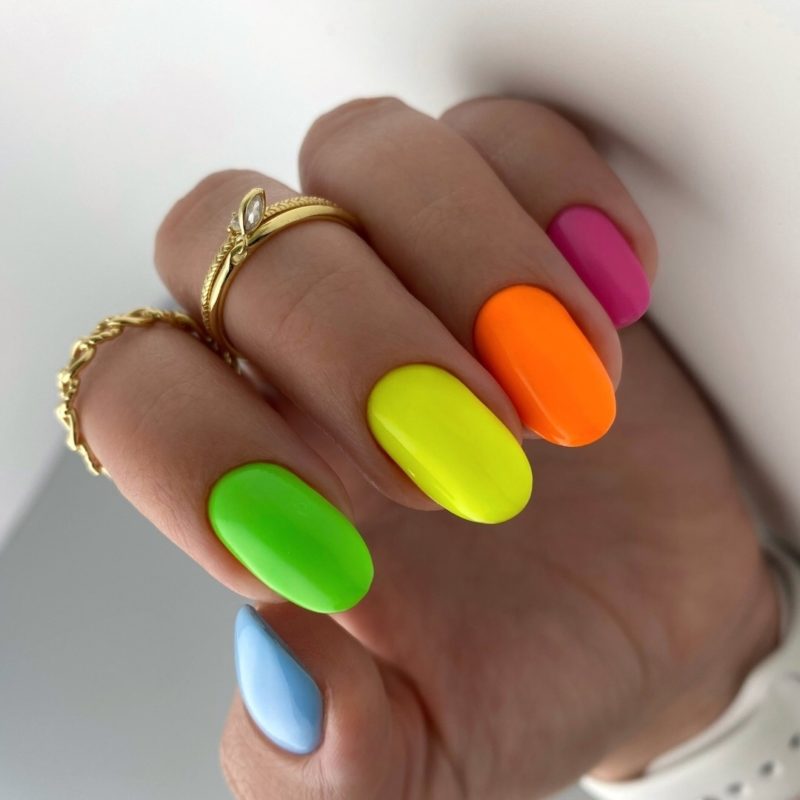 Летний разноцветный глянцевый маникюр на овальных ногтях