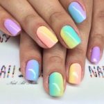 Летний разноцветный маникюр с градиентом пастельных ярких тонов цветов радуги на коротких ногтях