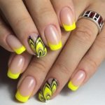 Летний желтый френч с цветочным принтом и стразами на ногти средней длины формы мягкий квадрат