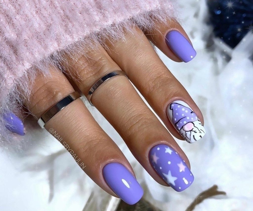 Маникюр бледно-фиолетового оттенка с рисунком гнома и звездами на ногти средней длины формы мягкий квадрат