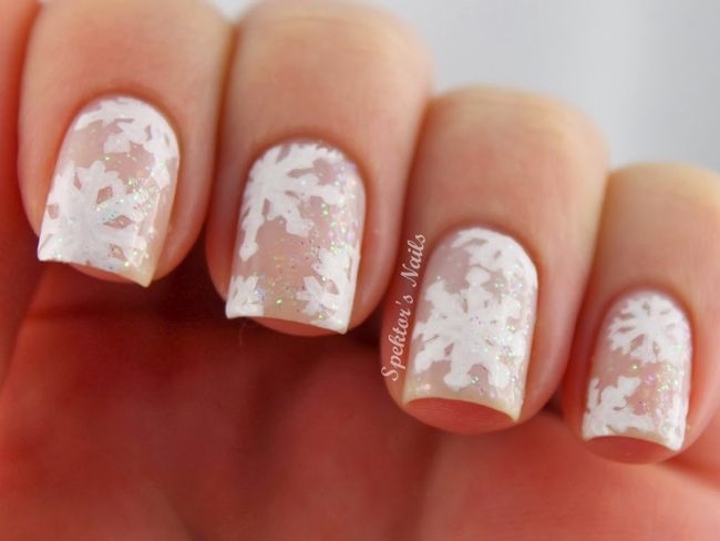 Маникюр нюд на средние ногти квадратной формы с блестками и рисунками Снежинка