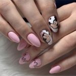 Маникюр розового цвета с надписью love и рисунком Mickey Mouse на ногтях миндальной формы