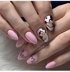 Маникюр розового цвета с надписью love и рисунком Mickey Mouse на ногтях миндальной формы