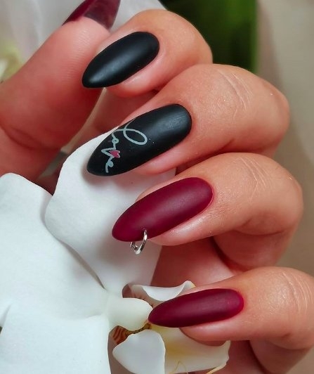 Матовый черно-бордовый маникюр на длинных ногтях с пирсингом